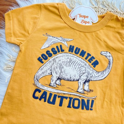 Conj. Camiseta Fossil Hunter e Bermuda - Mostarda e Marinho